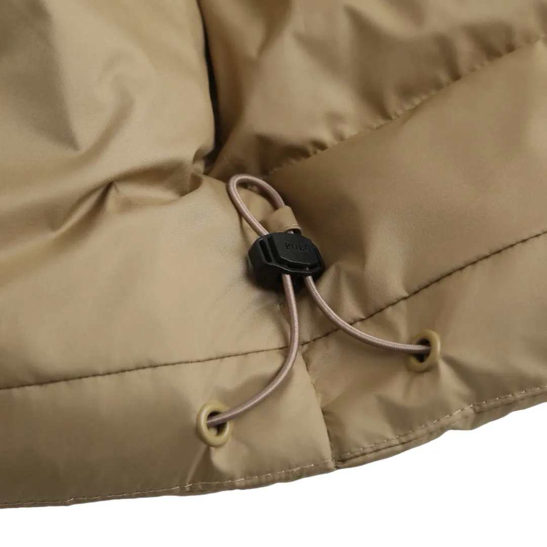 P900 Ralph Lauren Pony Embroidered Stand Collar Lightweight Down Jacket (khaki) The fabric is made of nylon fabric with good windproof and waterproof properties, which can effectively block the intrusion of wind and rain from the outside and keep the inside dry. It is suitable for wearing in humid or rainy environments. The high-quality filling is made of 90 white duck down with a weight of 260g, ensuring excellent thermal insulation performance. After strict screening and processing, the velvet is not easy to get drilled, ensuring durability. The red label on the chest is made with an imported MECLO embroidery machine. The original pattern is scanned first, and then high-quality silk thread is used to make a pattern. The density effect is adjusted by continuous pattern making. The details are processed and the exquisite zipper design is simple and elegant, easy to operate. The closing design of the cuffs and hem effectively prevents the intrusion of cold wind and improves the warmth and comfort of wearing. Size:S-M-L-XL